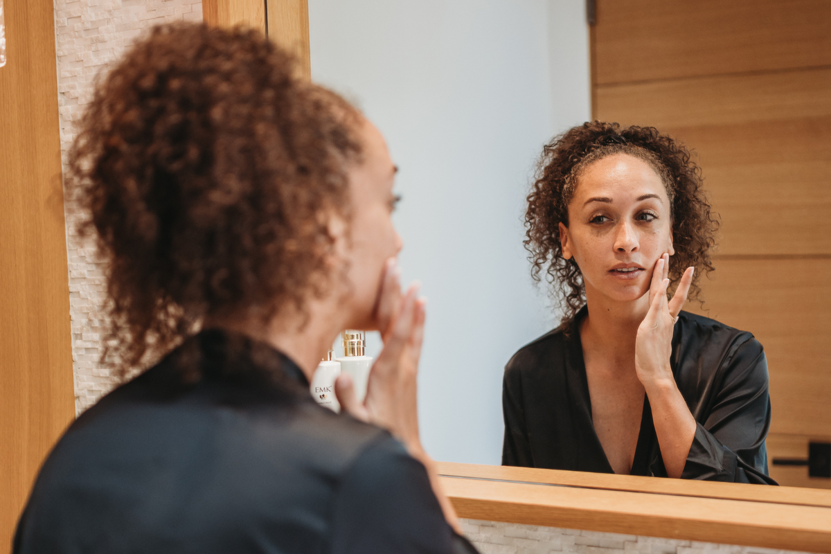 Woman preparing for an evening event, representing a thoughtful skincare routine before a special occasion.