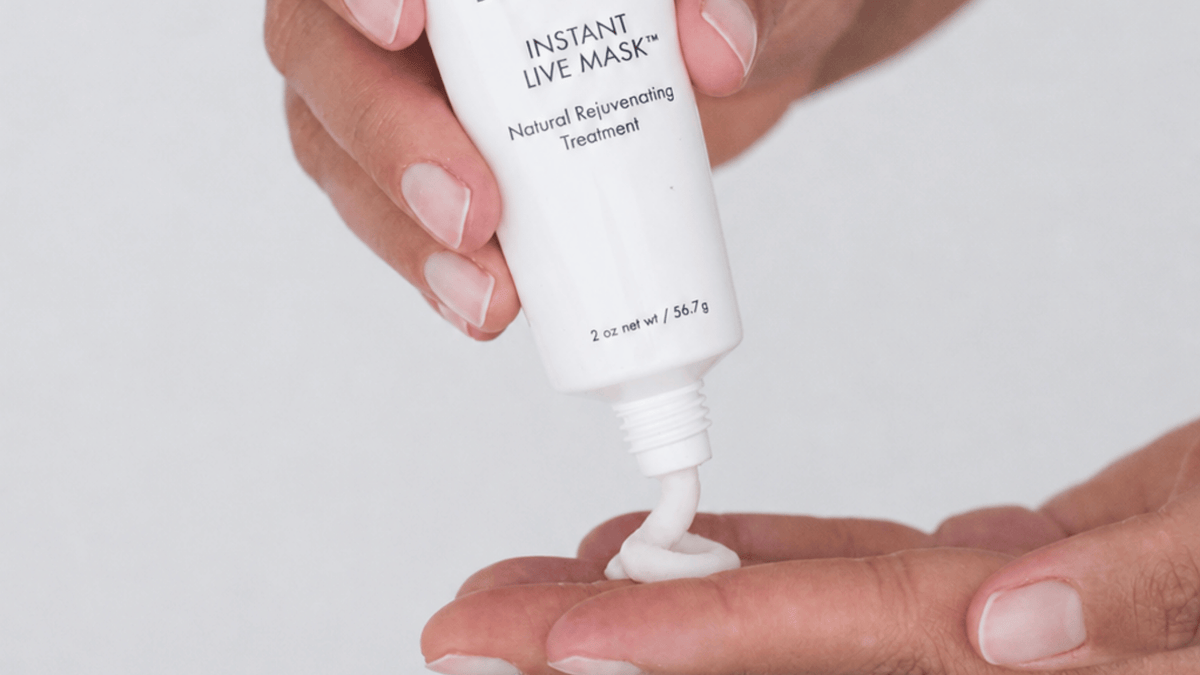Instant Live Mask rich cream texture for intensive overnight hydration and smoothing